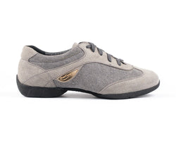 Die PD07 FASHION Dance Sneakers von Portdance in Grey Denim verfügen über schwarze Schnürsenkel, ein kleines goldenes Logo und eine Sneaker-Sohle.