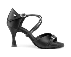 Die PD636 PREMIUM-Tanzschuhe von Portdance in schwarzem Satin/Lack haben verstellbare überkreuzte Riemen und Schnallendetails.