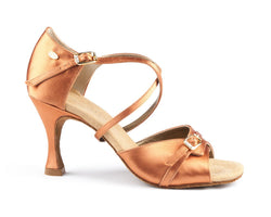 PD636 PREMIUM-Tanzschuhe in dunkelbraunem Satin von Portdance mit gekreuzten Knöchelriemen und offenem Zehendesign.