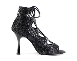 Die PD805 PRO Tanzschuhe von Portdance sind schwarze, glitzernde Schnürsandale mit Aussparungen, ideal für breite oder schmale Füße.