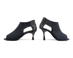 Seitenansicht der Portdance PD810 Tanzschuhe aus schwarzem Neopren mit offenen Zehen und glitzerndem Absatz auf weißem Hintergrund.