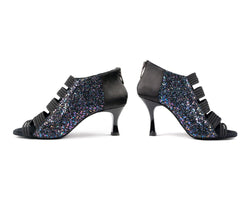 Die schwarzen Glitzer-Stiefeletten PD811 PRO von Portdance haben Peeptoes, mittelhohe Absätze und einen praktischen Reißverschluss.