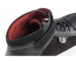 Nahaufnahme der PD HH 002 Tanzschuhe, schwarze High-Tops von Portdance mit Wildledersohlen, ideal für Streetdance.