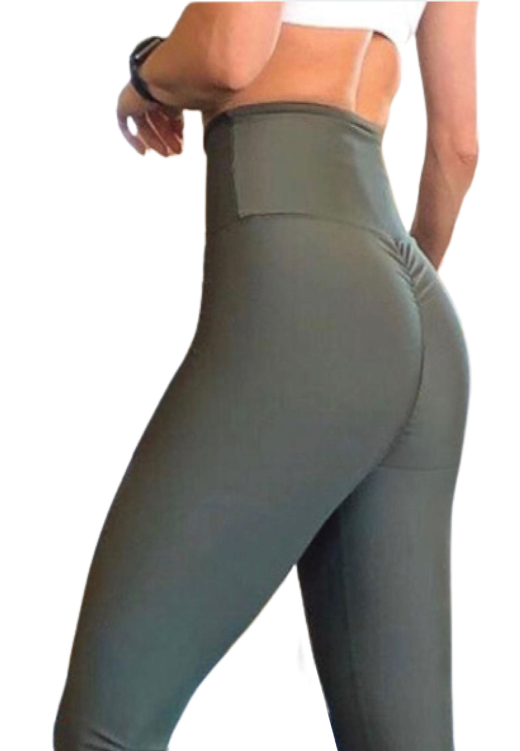 Person in Lisminas 736 Scrunch Butt Leggings in Khaki und einem weißen Oberteil, posiert von der Seite.