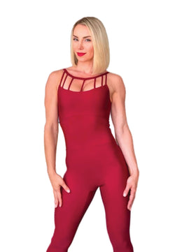 Person in einem Lismina 2702 Front Side Detailed Jumpsuit in Bordeaux, die selbstbewusst vor einem weißen Hintergrund posiert.