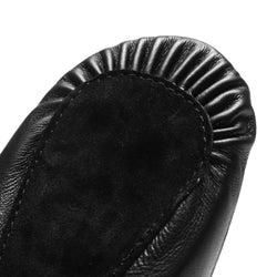 Nahaufnahme von Rumpfs 1003 Ballettschläppchen Leder in Schwarz mit strukturierter Sohle und gerafften Nähten.