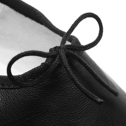 Nahaufnahme eines Rumpf 1003 schwarzen Leder-Ballettschläppchens mit kleiner Schleife.