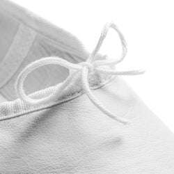Nahaufnahme eines Rumpf 1003 Ballettschläppchen Leder in Weiß mit Schleife, ideal für Anfänger, auf weißem Hintergrund.