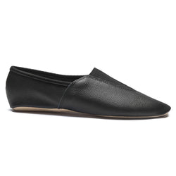 Rumpf 1037 schwarze Slipper mit Gummisohle, niedriger Absatz, Seitenansicht auf weiß.