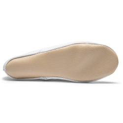 Seitenansicht der weißen Gymnastikschuhe 1037 von Rumpf mit einer strukturierten hellbraunen Sohle.