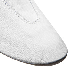 Nahaufnahme der strukturierten Spitze der 1038 Gymnastikschuhe von Rumpf in Weiss mit detaillierter Naht.