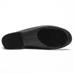 Rumpfs 1270 Basic II Jazzschuhe in Schwarz mit Ledersohle und Wildlederpatches für mehr Komfort, isoliert auf Weiß.