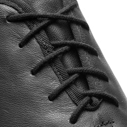 Nahaufnahme der schwarzen Jazzschuhe 1270 Basic II von Rumpf mit exquisiter Textur und Schnürsenkeln.