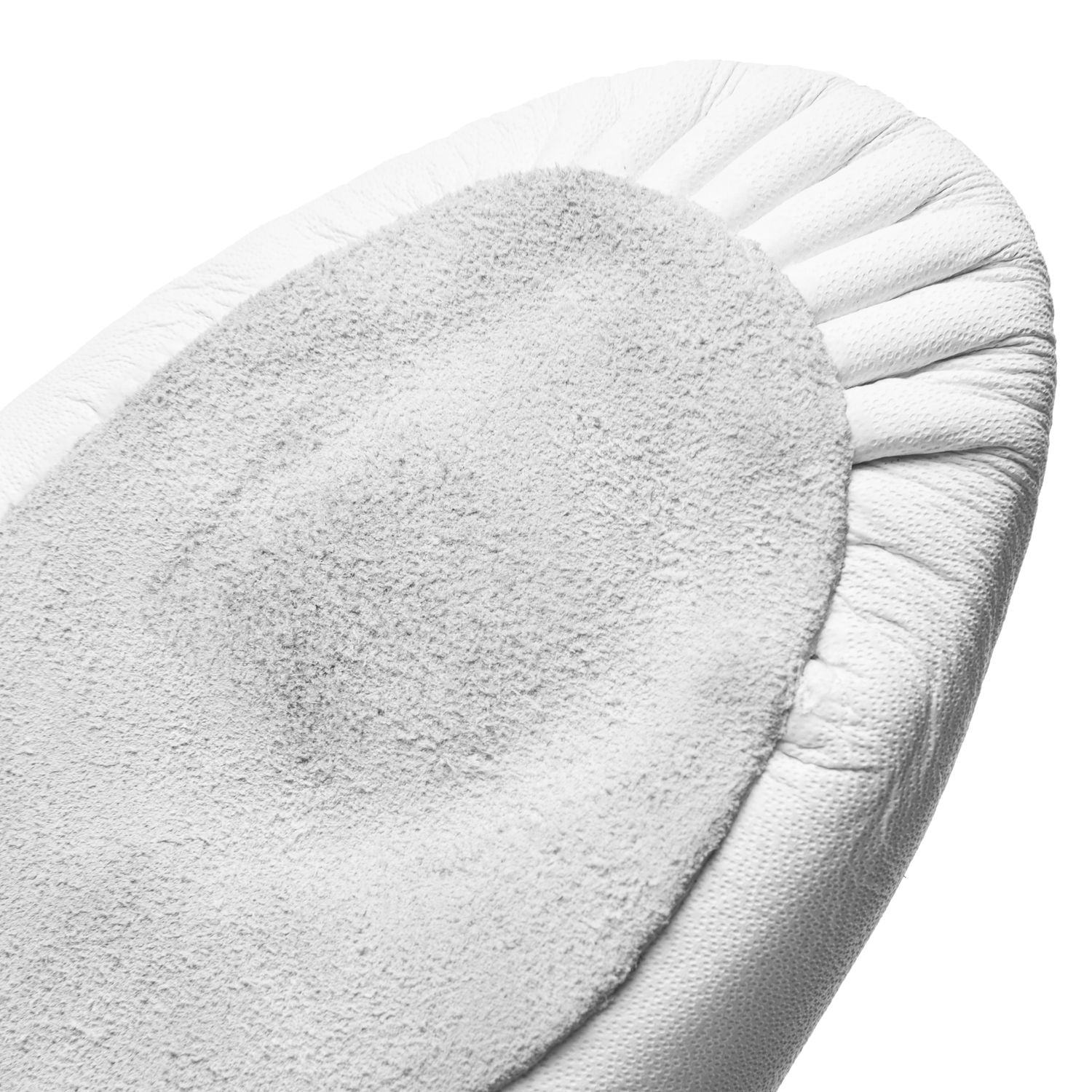 Nahaufnahme der 1270 Basic II Jazzschuhe von Rumpf in Weiss mit geteilter Sohle aus strukturiertem Stoff und Nähten.