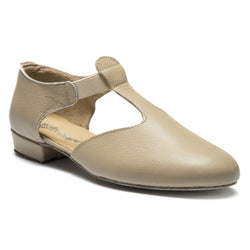 Rumpfs 1312 Griechische Sandale in Beige: T-Riemen, flacher Lederschuh mit niedrigem Absatz und Chromledersohle auf weißem Hintergrund.