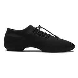 1581 Jazz Sneaker von Rumpf: Schwarzer, minimalistischer Strick mit elastischer Spitze aus atmungsaktivem Flyknit auf Weiß.