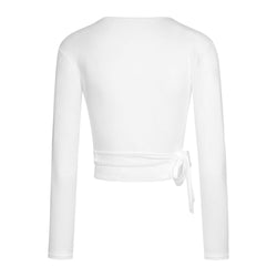 Rückseite der M6544 Intermezzo Wickeljacke Jecru in Weiss, einem weißen Rumpf-Langarm-Crop-Top mit Wickeldetail.