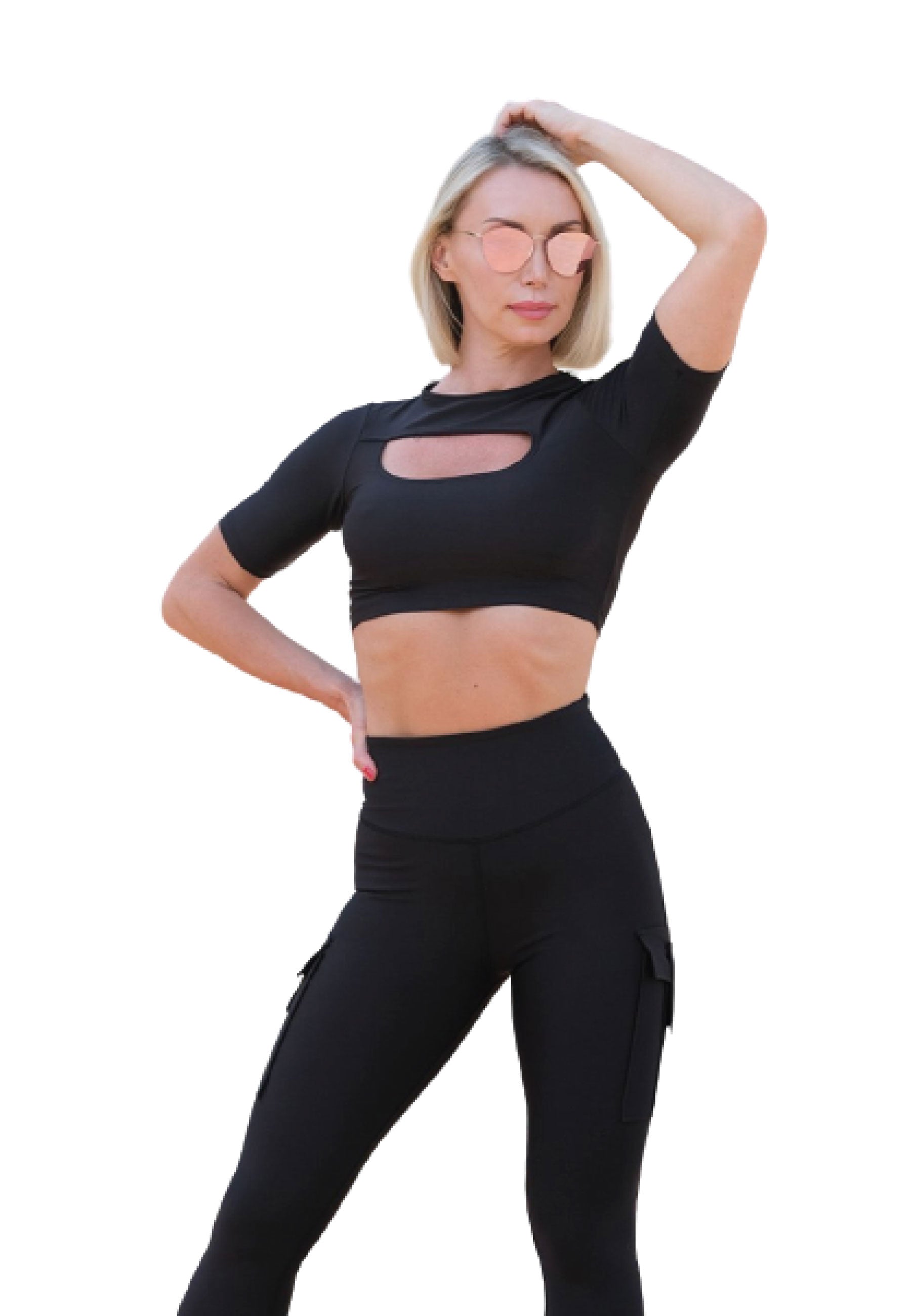 Person, die selbstbewusst in einem Lismina 073-T-Shirt in Schwarz und Sportkleidung vor einem weißen Hintergrund posiert.